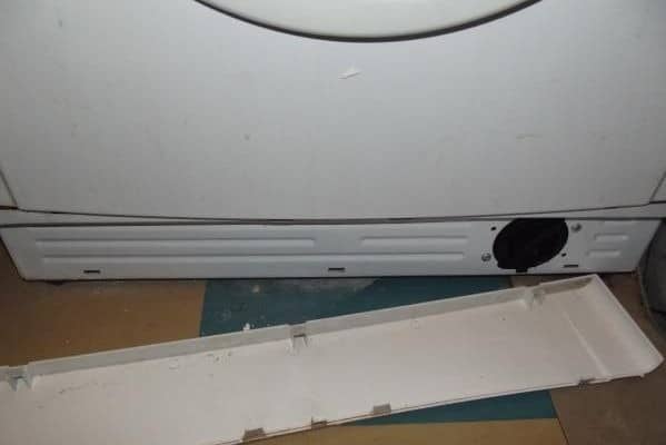 Демонтируйте фальшпанель для доступа к дренажному отсеку