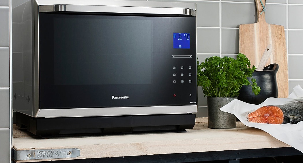 Микроволновая печь на кухне