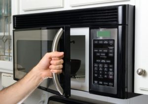 Чем и как отмыть микроволновку?
